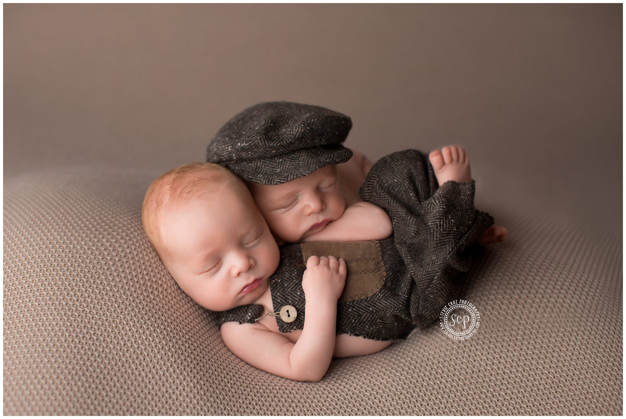 precious photos of twin baby boys for their newborn pictures 