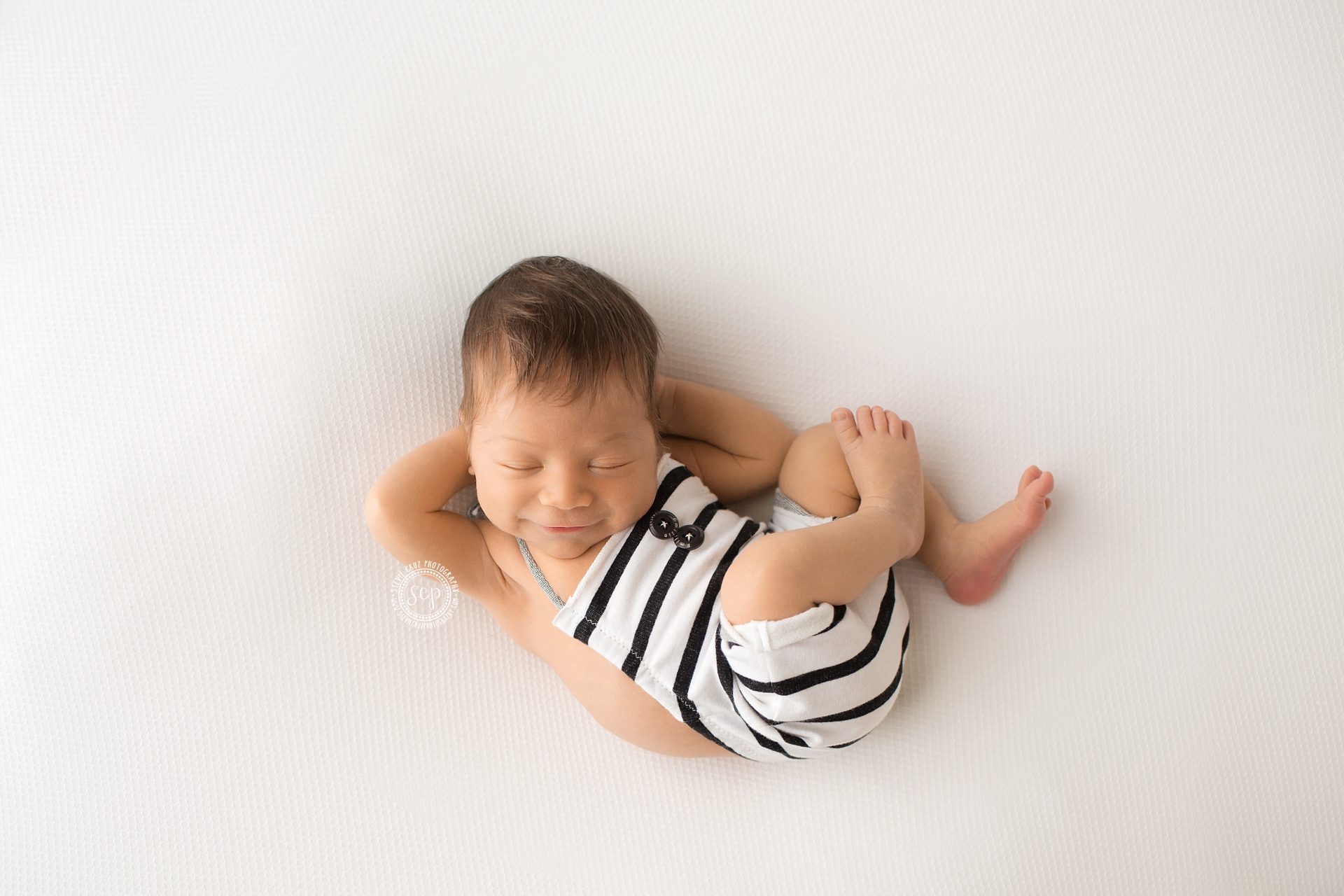 the most adorable newborn baby posing ever. How cute is this outfit this baby boy is wearing? how sweet and cool he is