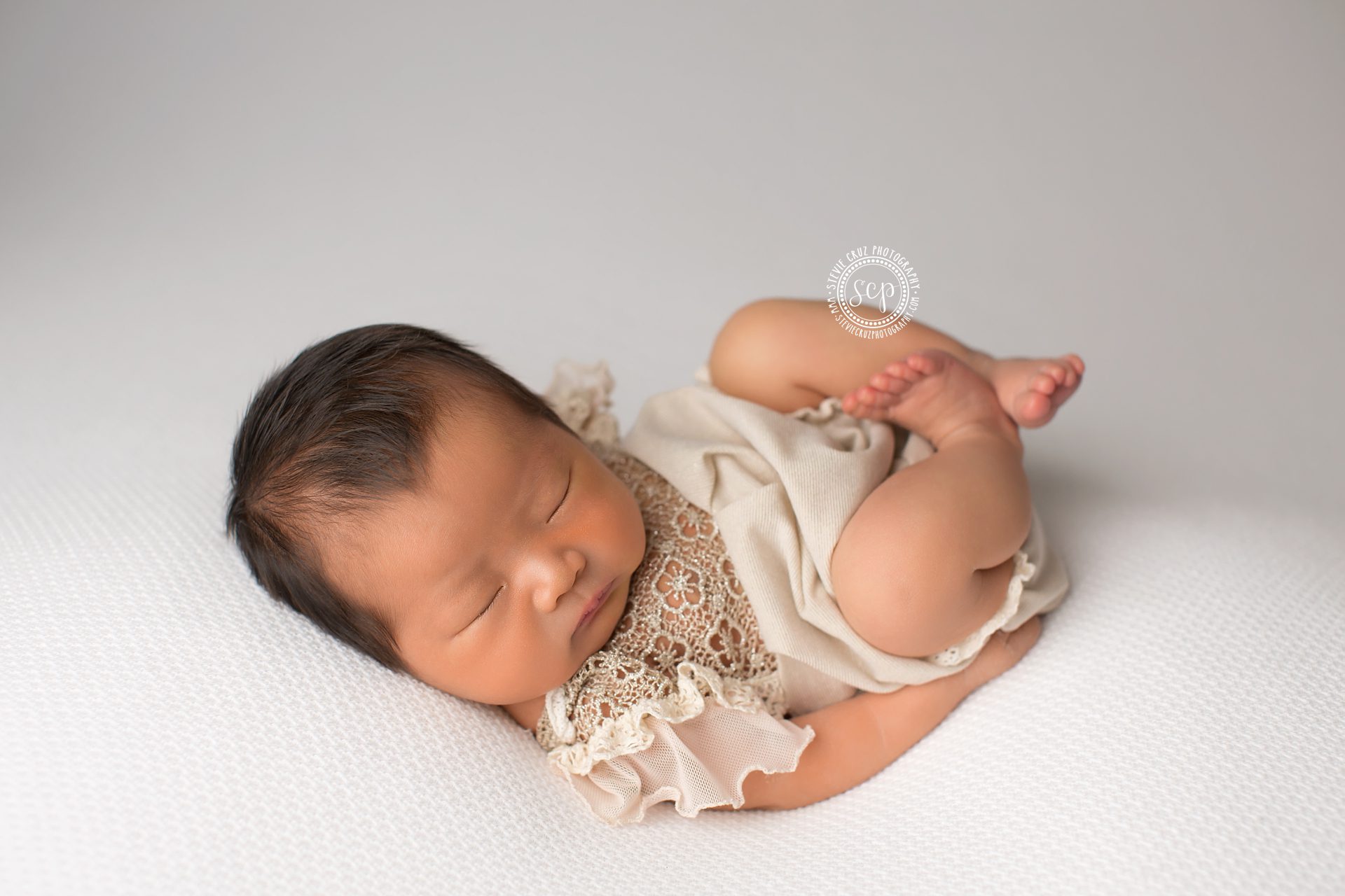 Newborn baby girl posing inspiration and ideas. OC top newborn photographer 