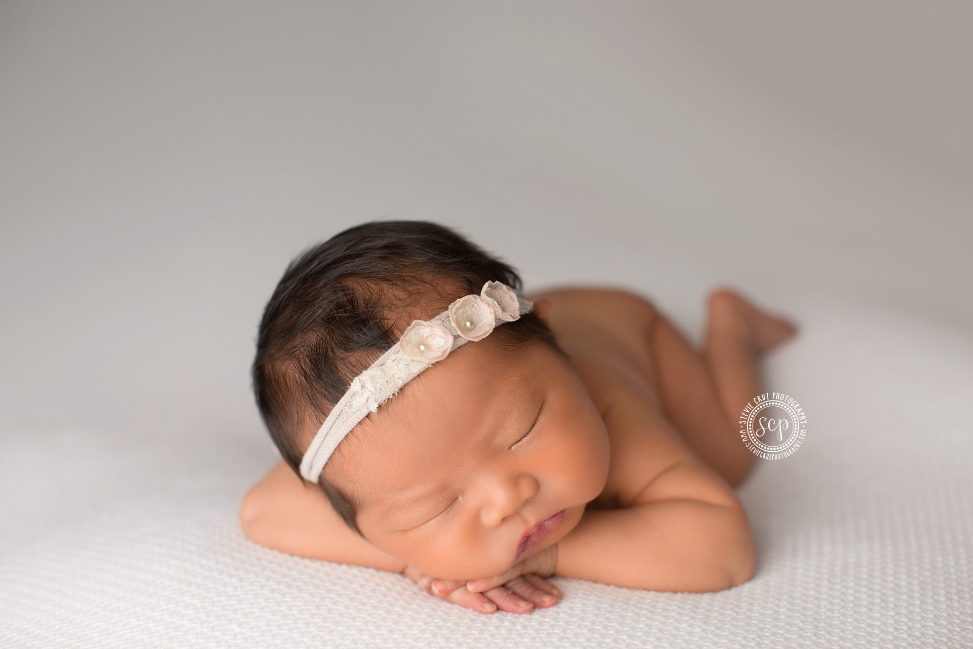 need help in choosing accessories for your newborn baby girl photo shoot ? check out this blog post inspiration for ideas