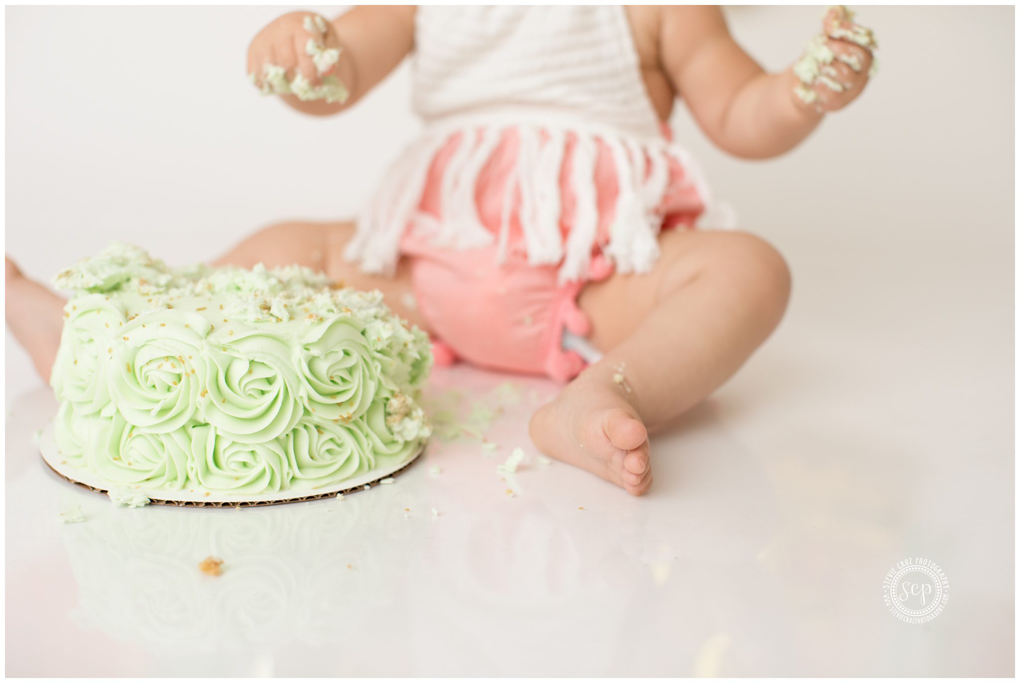 Cake smash photo ideas and inspiration for girls. 