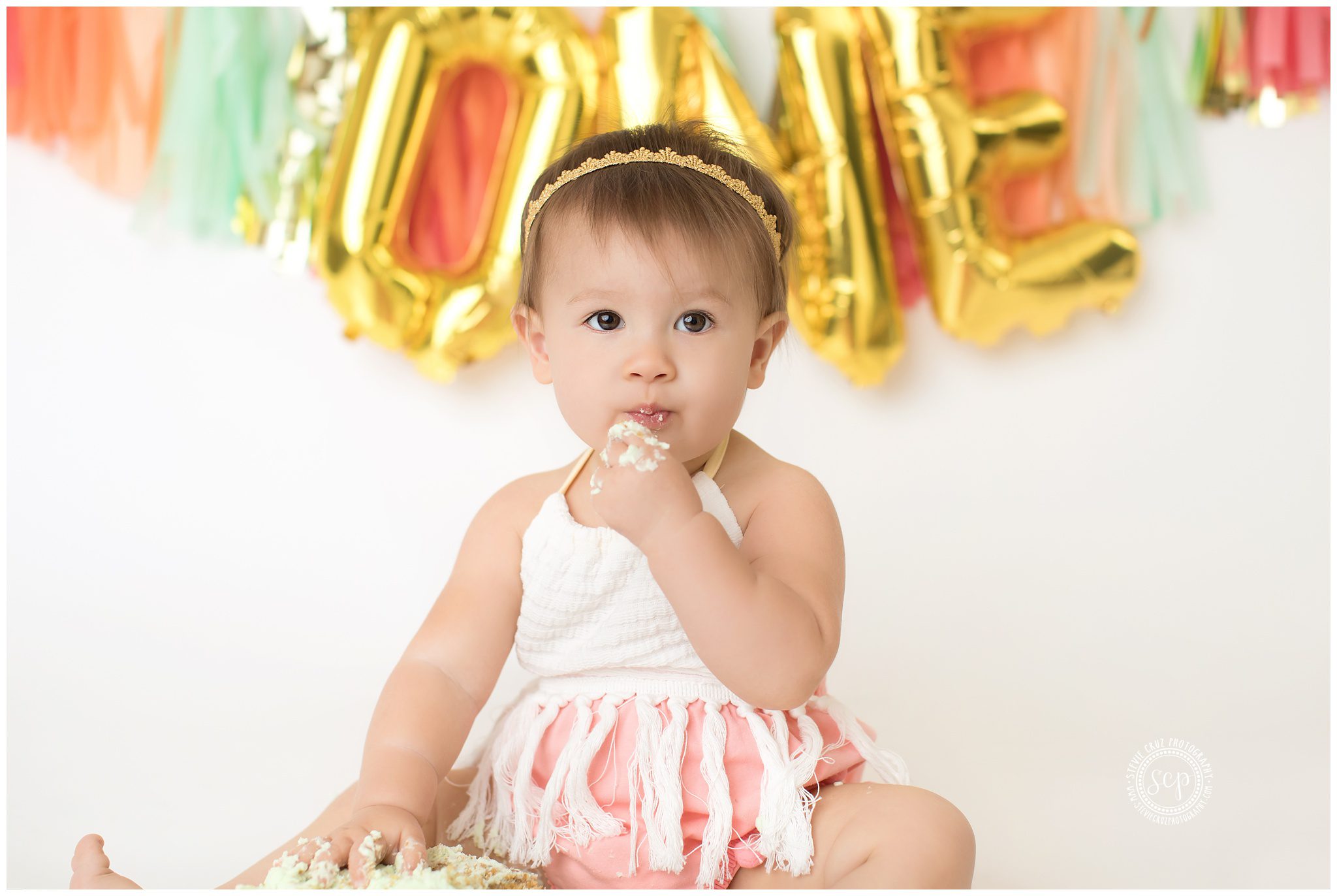 Baby portraits of cake smash photo session. Ideas and inspirit for girls