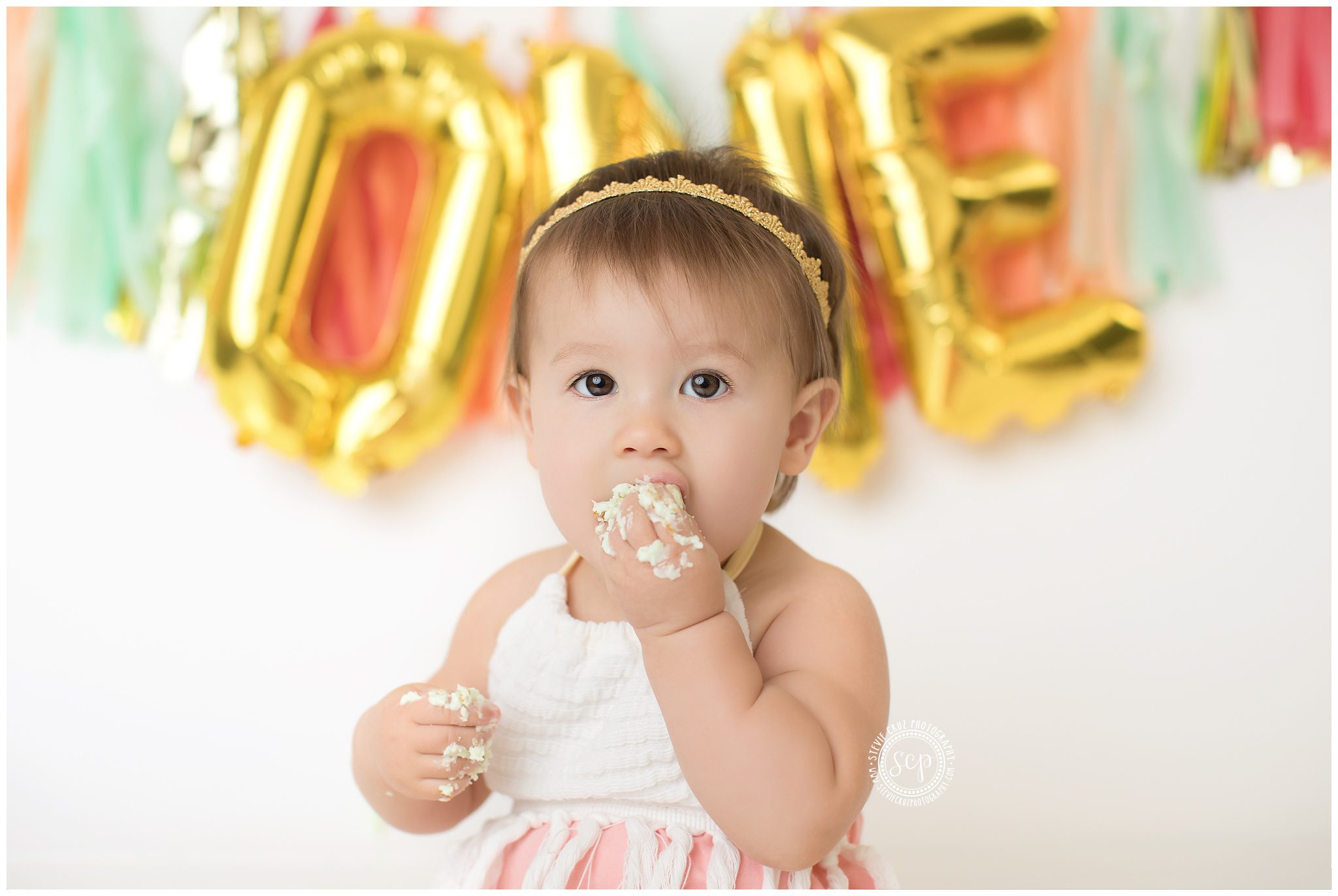 Simply in love with this one year old birthday cake smash photo session by Stevie Cruz photography