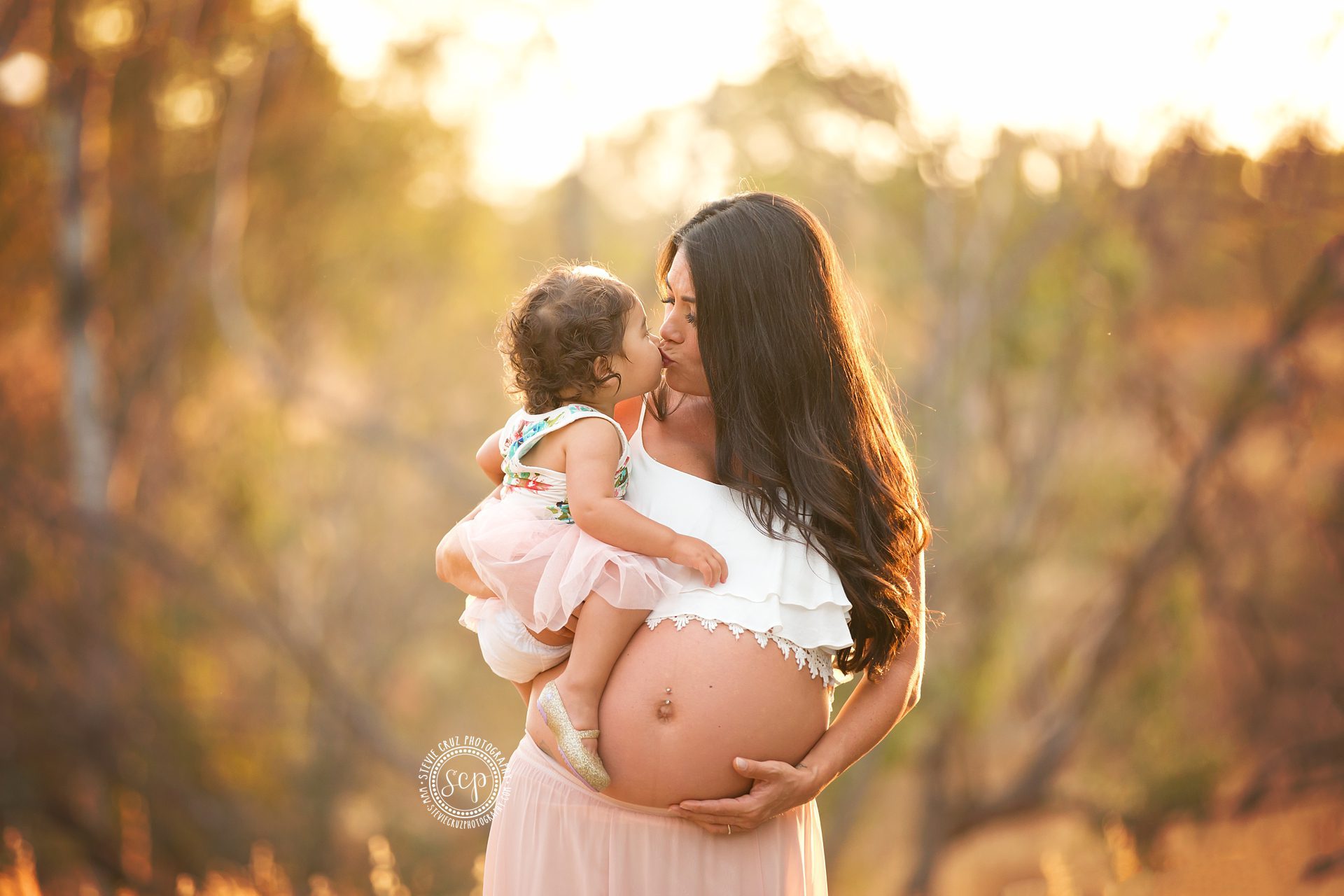 the most perfect maternity photo of expecting mom holding big sister who is 3 years old. I love maternity pictures. Photos by Stevie Cruz 