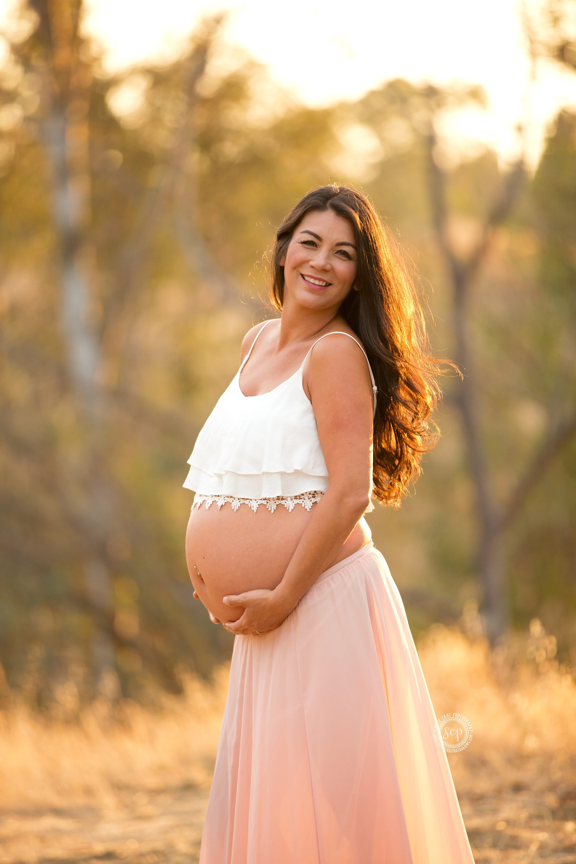 looking for maternity photo inspiration and what to wear? check out this pretty Orange County maternity photo session 