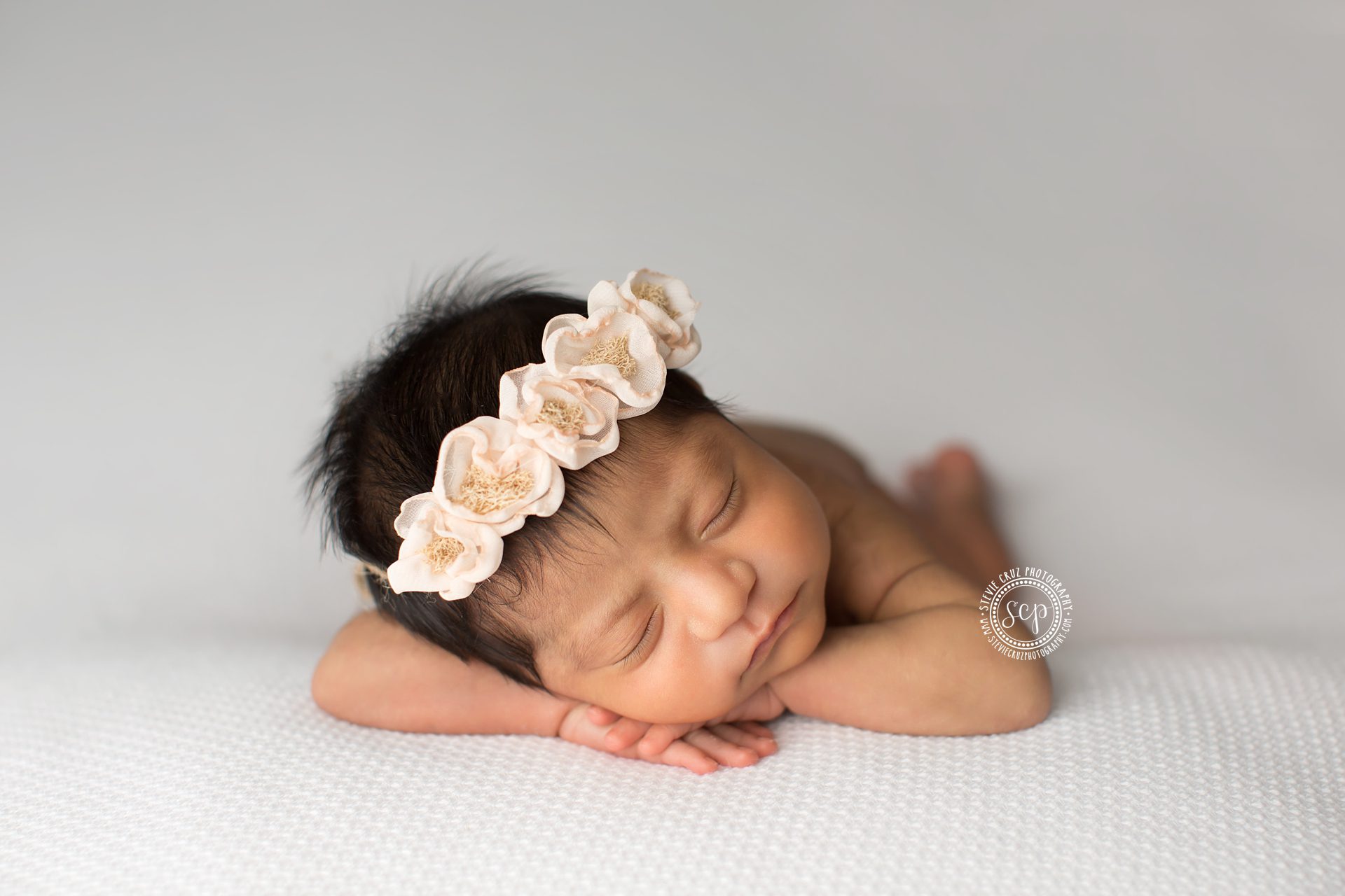 Anaheim Hills professional photographer specializes in newborn baby photography 