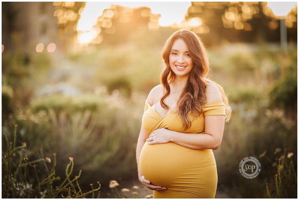 Sexy and elegant maternity outfit ideas. Sunset maternity photo session outdoors.