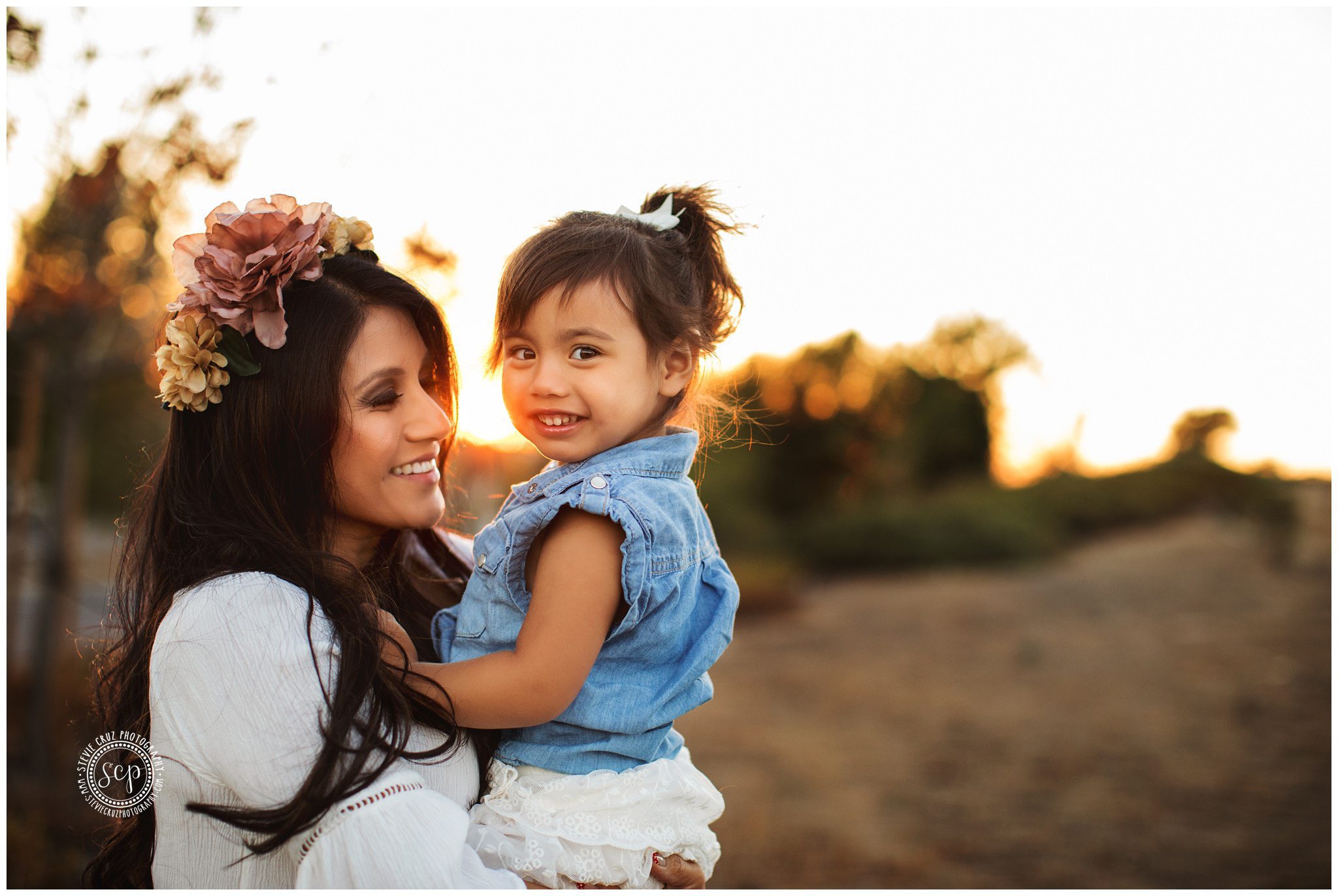 mom and daughter maternity pictures